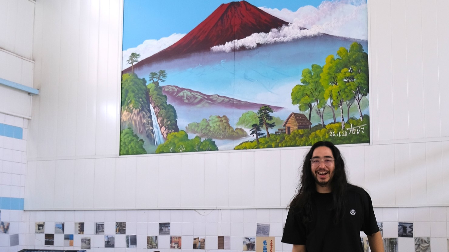 男湯側のペンキ絵の赤富士は珍しくて気に入っていると大久保さん。赤富士に一番近いカランが、大久保さんがお風呂に入るときの定位置だそう