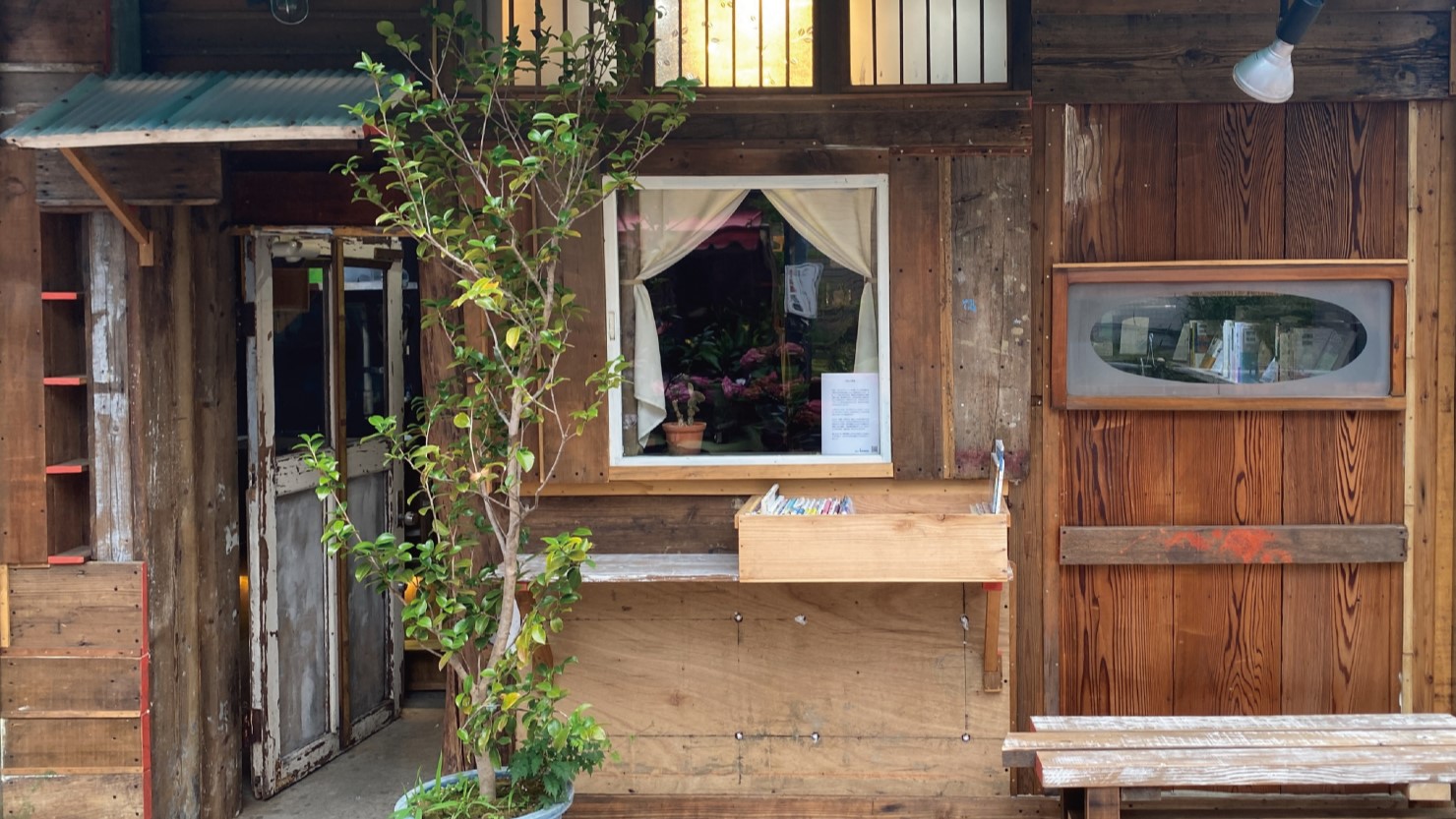  誰かの居場所を作るための書店「kamos(かもす)」は、月水日（15:00-21:00）open予定。東京都墨田区京島3-48-1　https://kamos.base.ec/