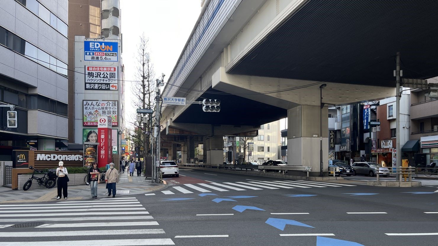 駒沢大学駅東口から見た国道246号