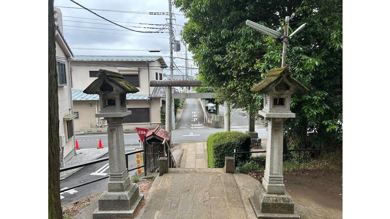商店街にまで長く続く参道