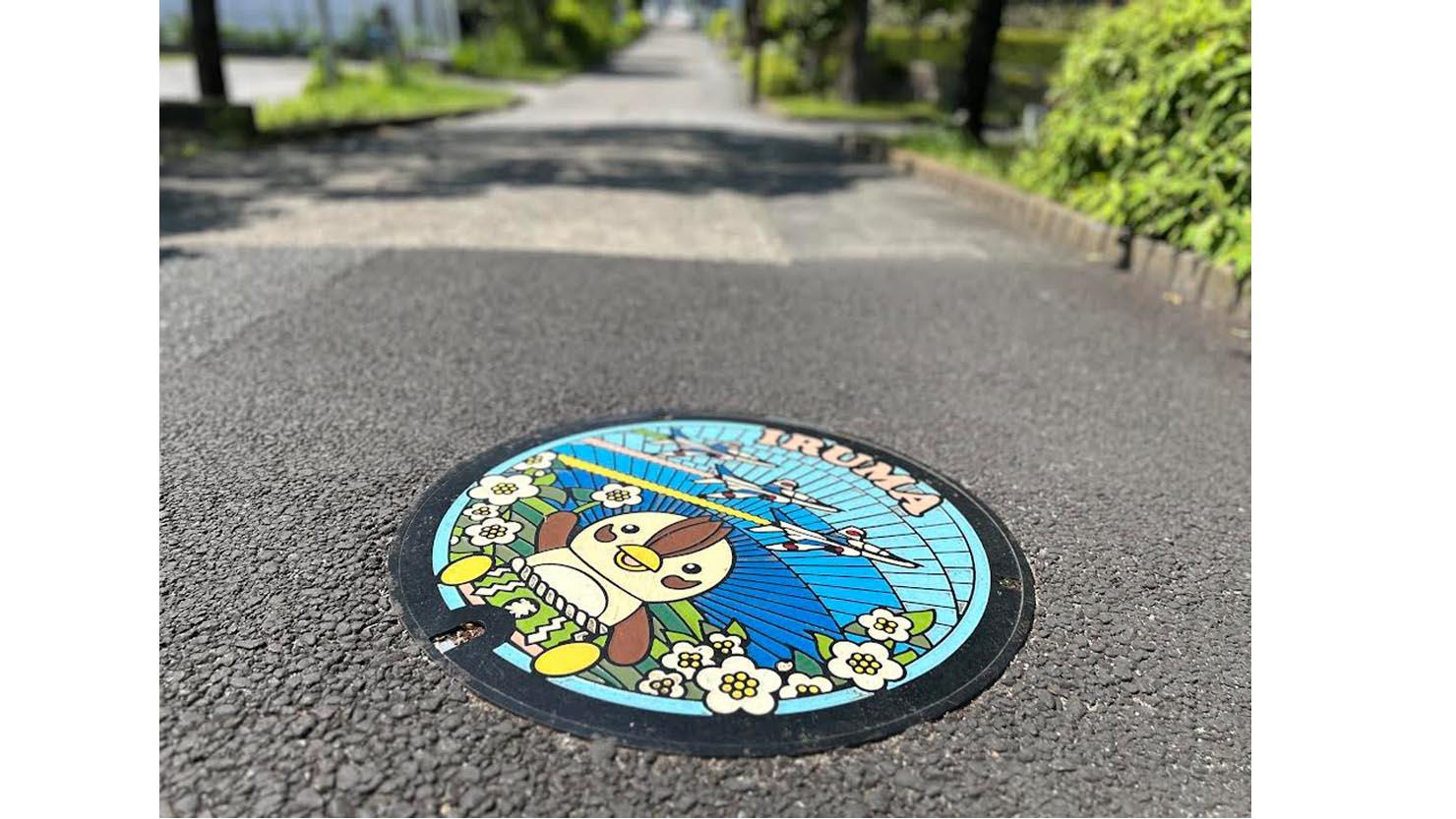入間市のキャラクター「いるティー」デザインのマンホール