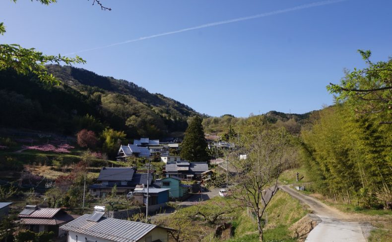 山梨県甲州市・上条集落で見つけた“暮らしの遺産”。春色に染まる山の町を歩いてみる