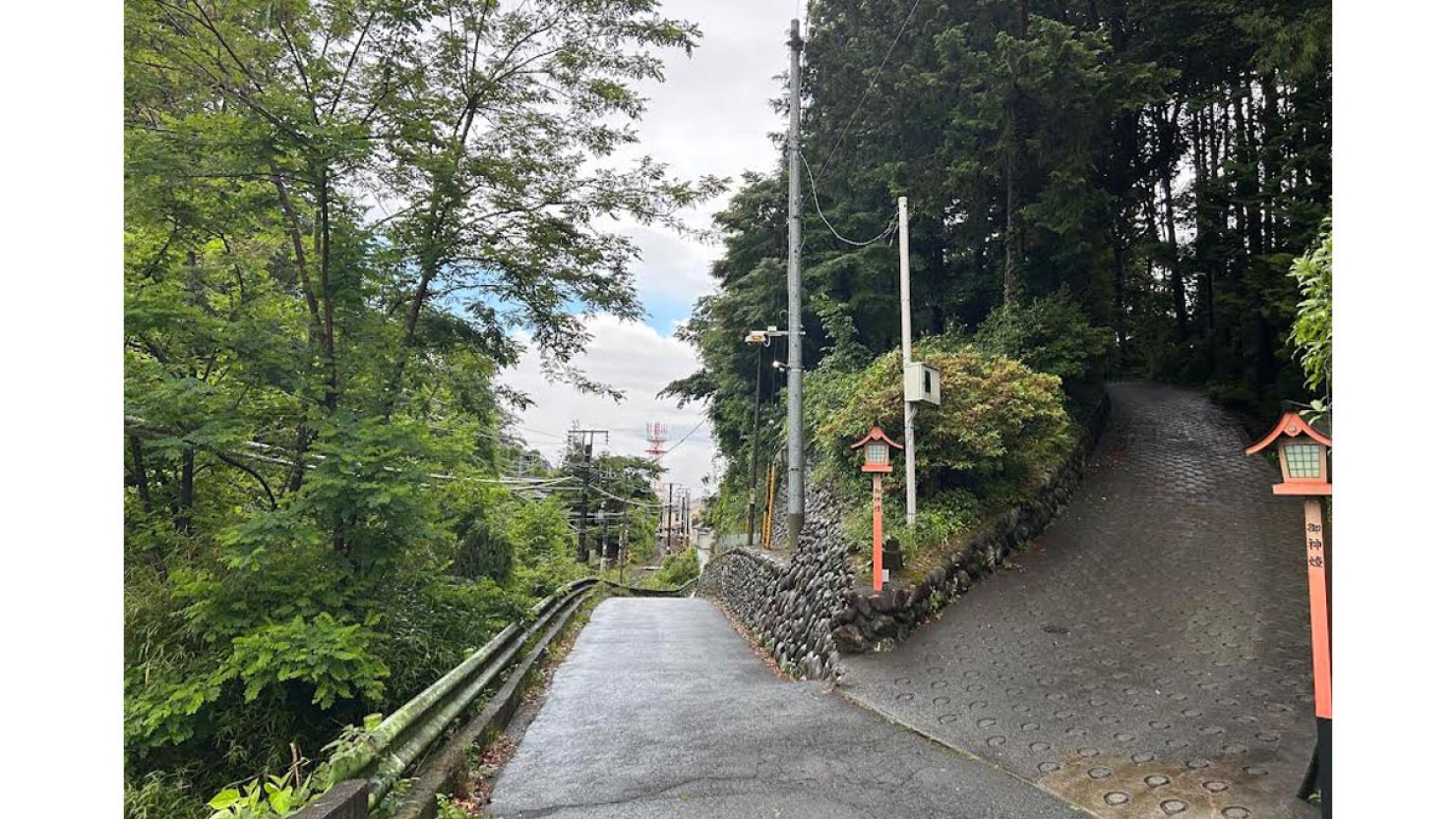 神社に続く坂道