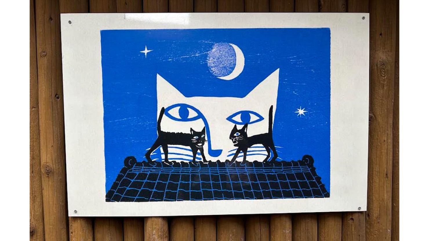 路地に飾られる猫の絵画