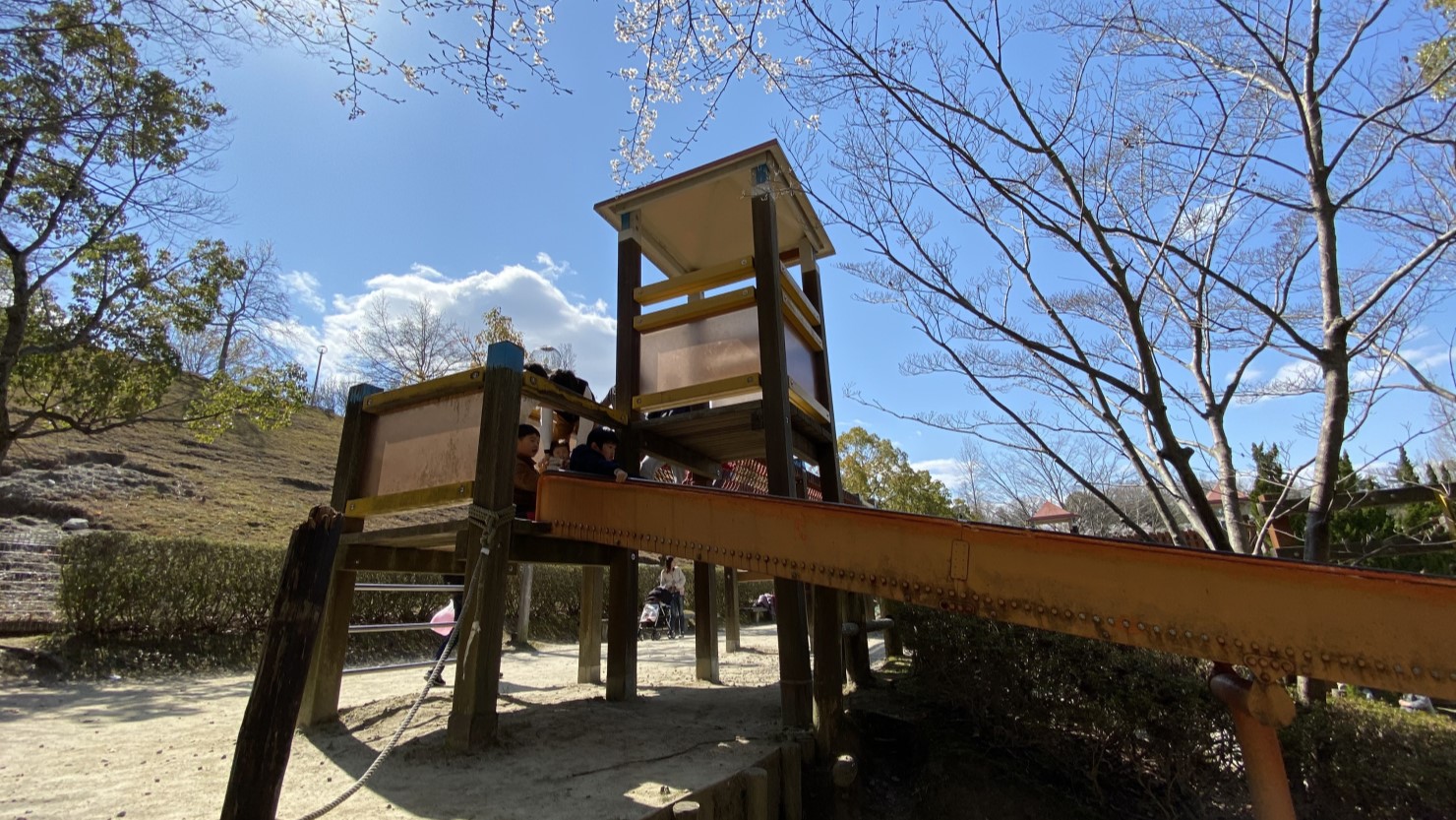 自然豊かで遊具もたくさん、一日中楽しめる公園です。