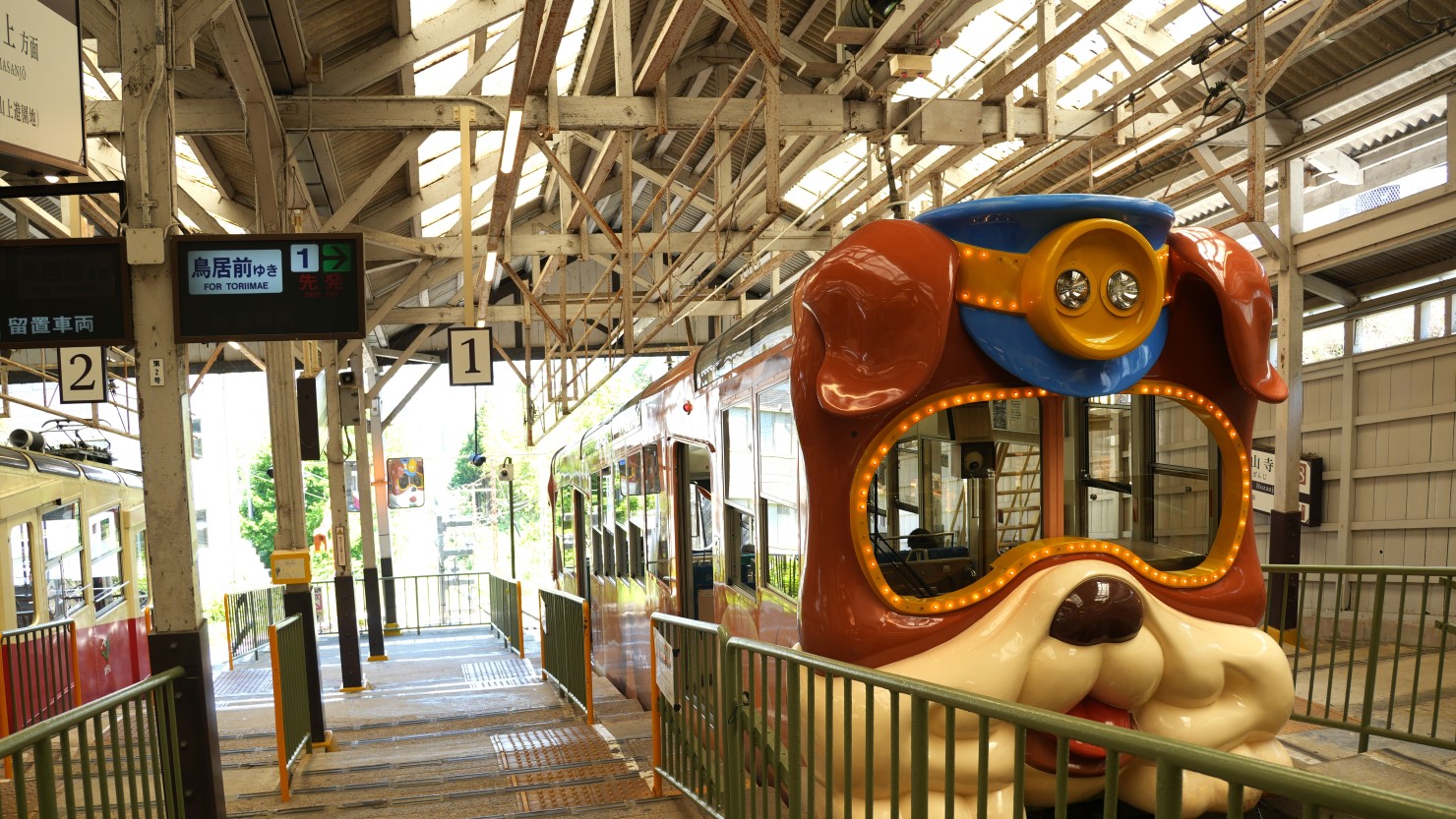 「ブル」の愛称で呼ばれているケーブルカー。ネコの「ミケ」もいます。