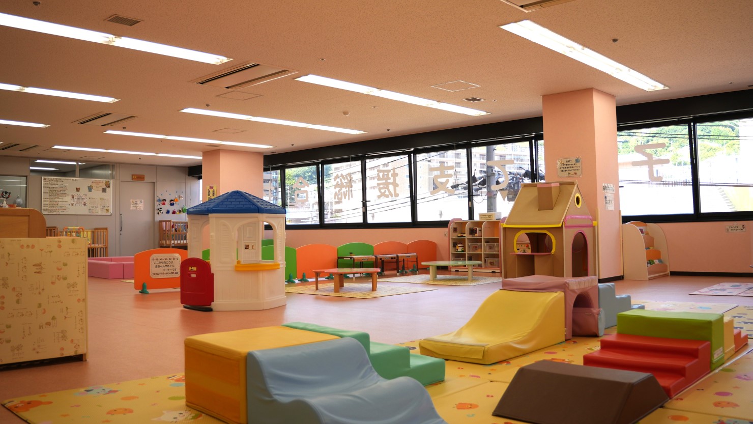 こども家庭センター「みっきランド」の遊び場。赤ちゃんスペースに仕切りがあるので安心。