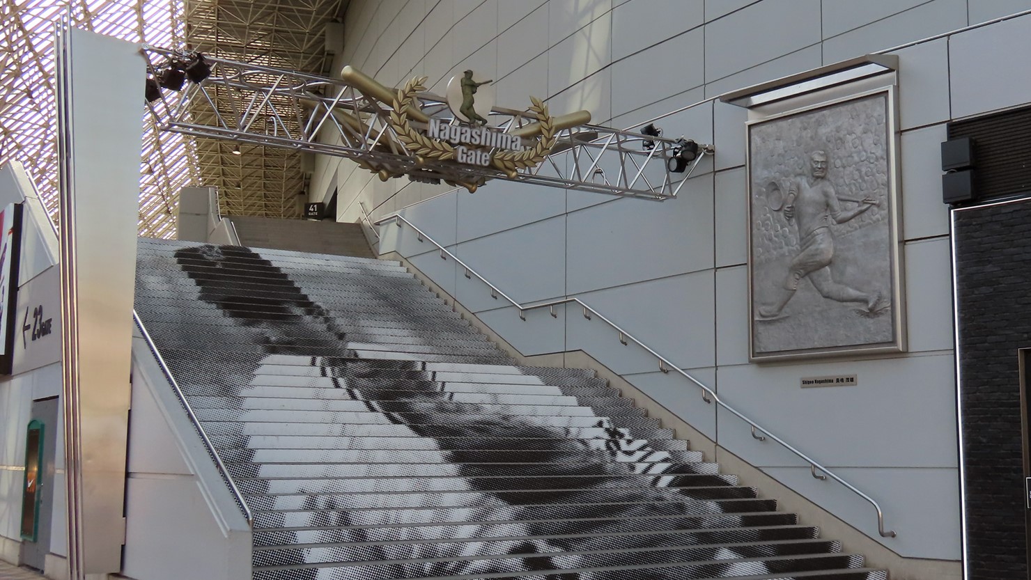 サード側の「長嶋ゲート」の階段