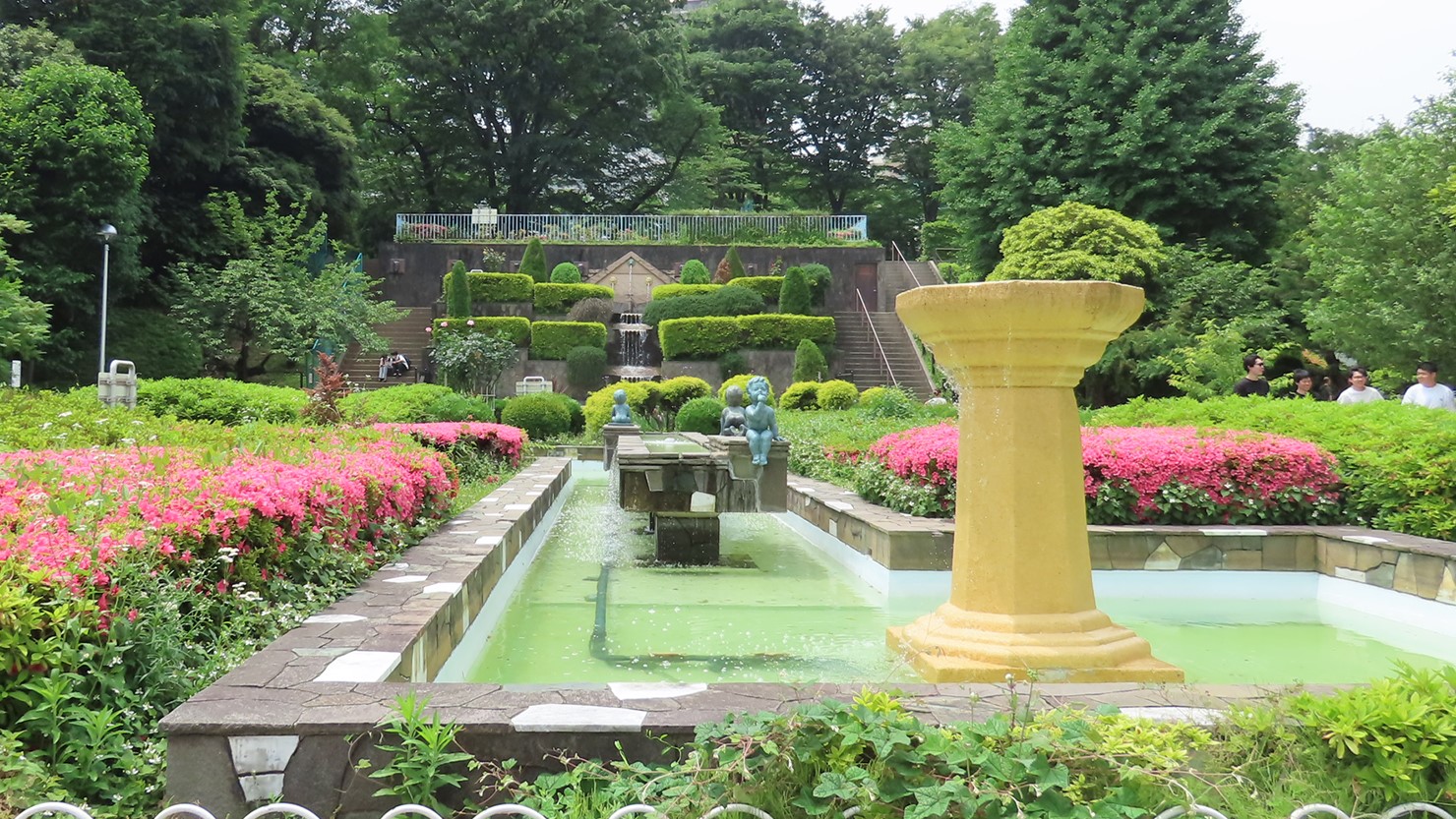 イタリア・ルネサンス様式の美しい噴水があります