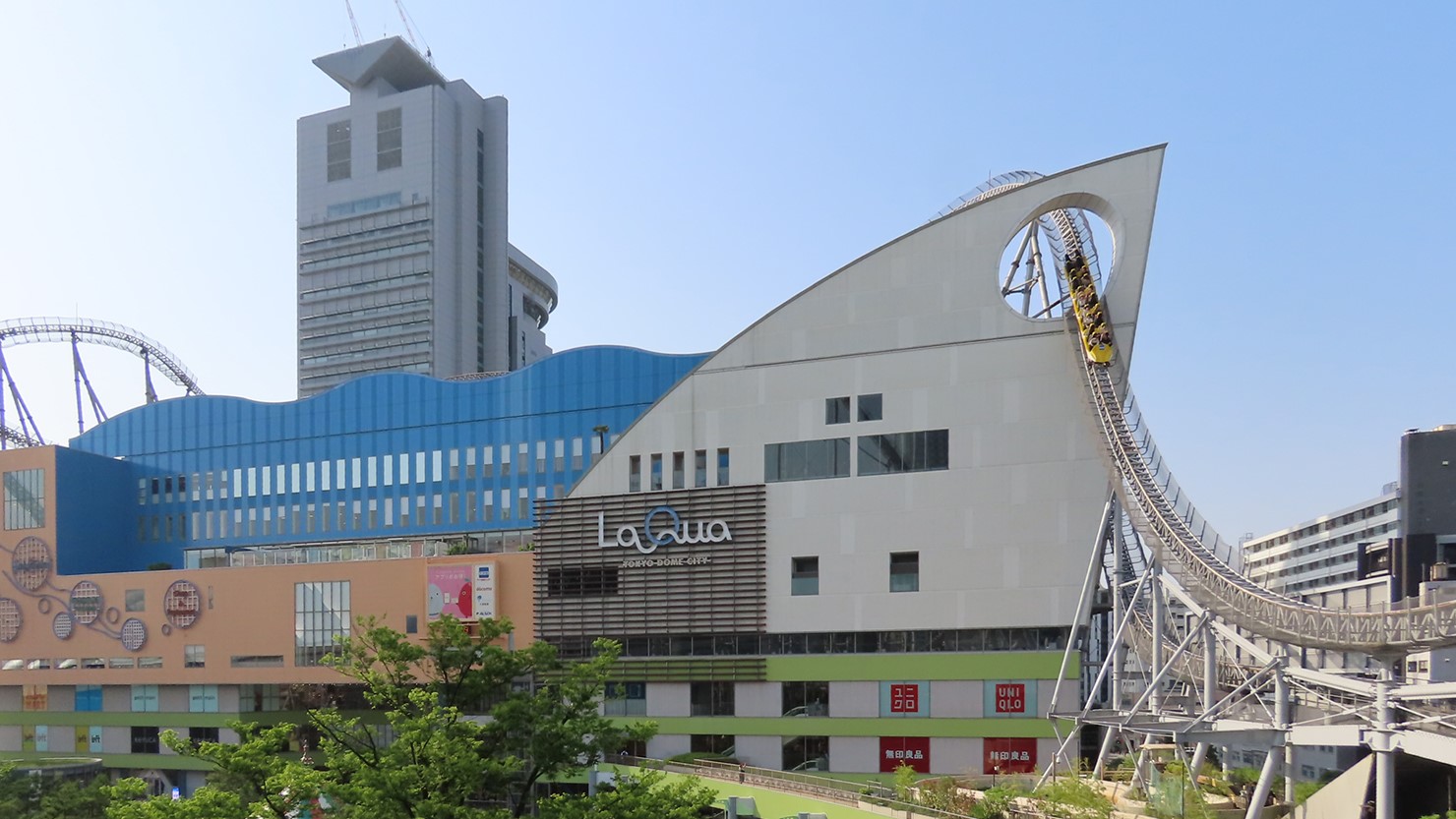 ビルの中をジェットコースターが駆け抜けます