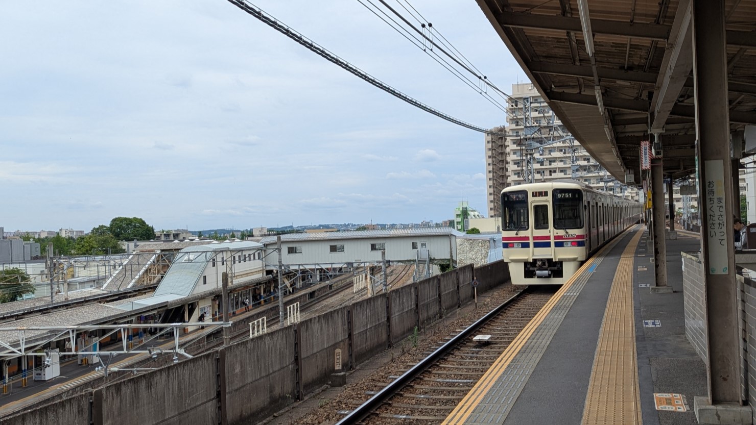 京王線のホームから見える中央線のホームへの連絡通路