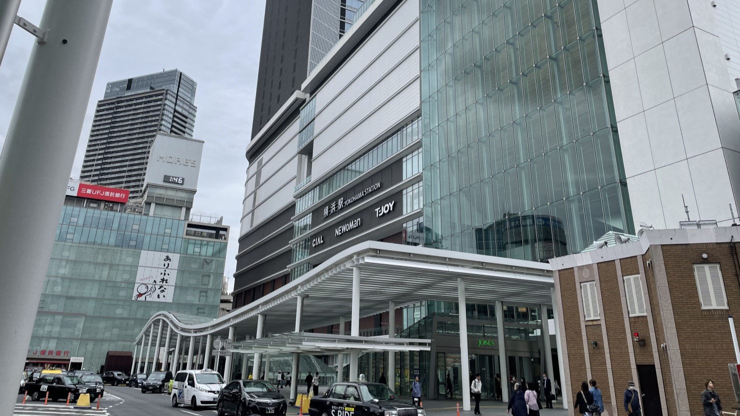 横浜駅前の様子