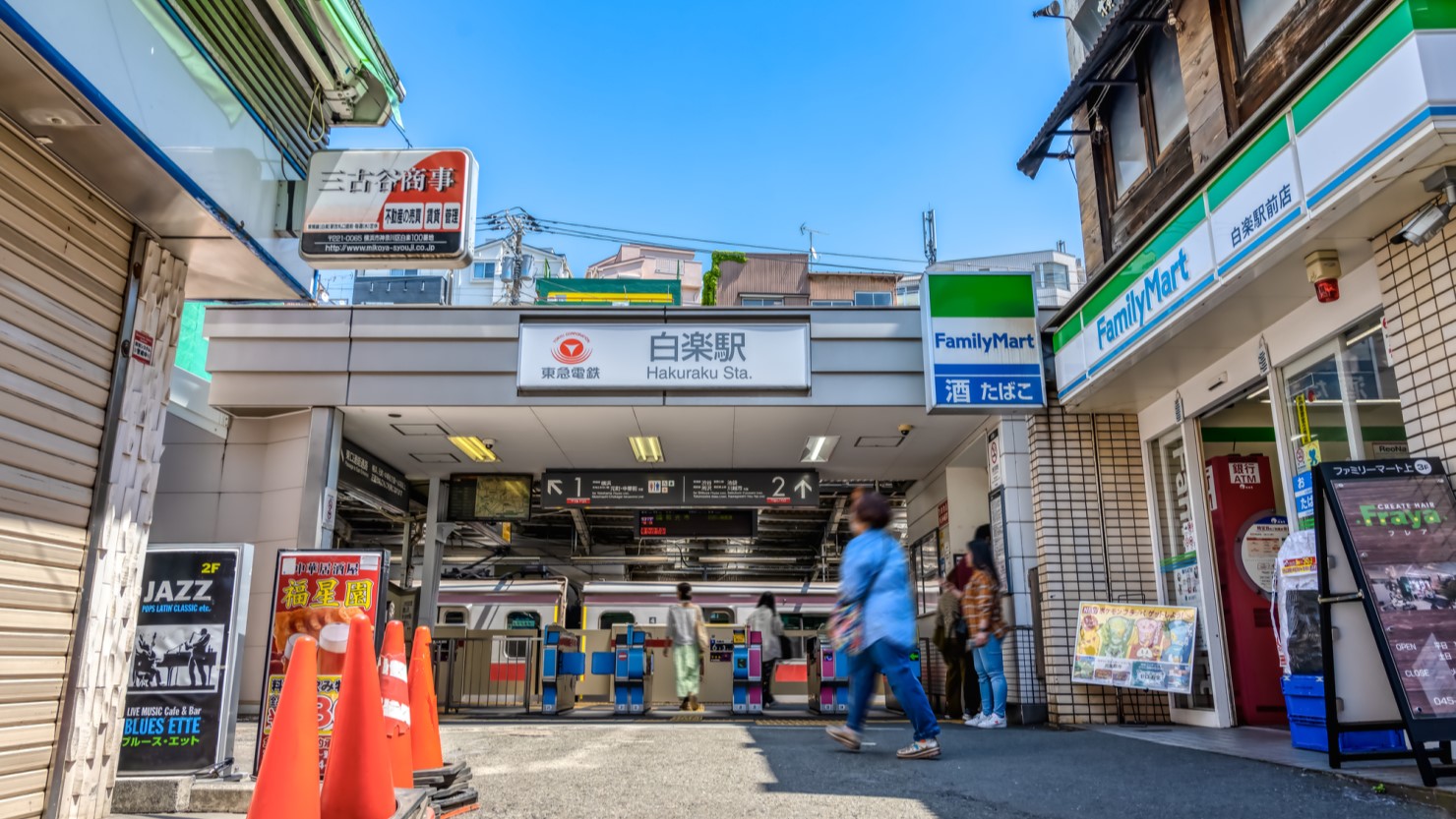白楽駅前の様子