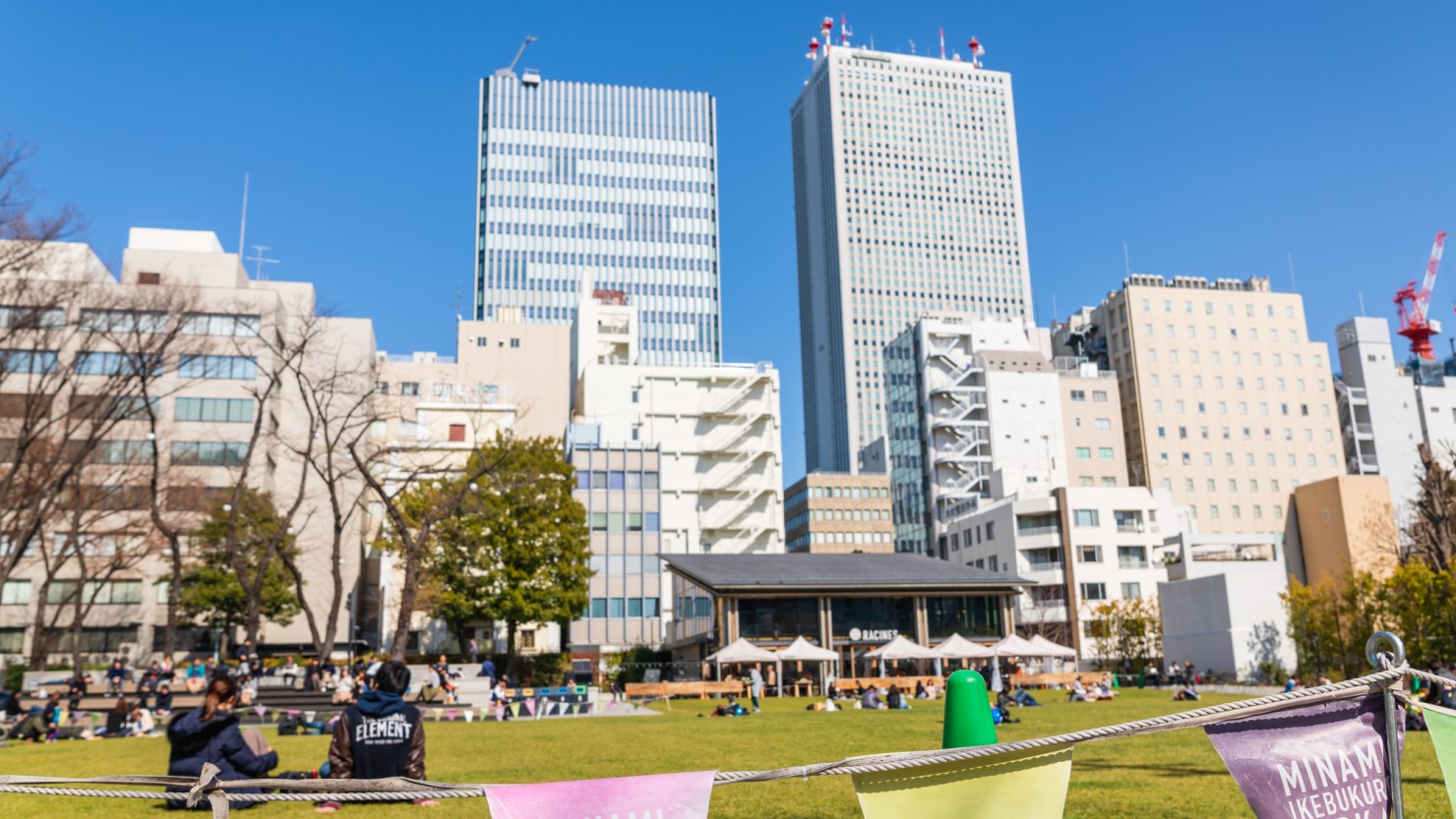 南池袋公園で休む人たち