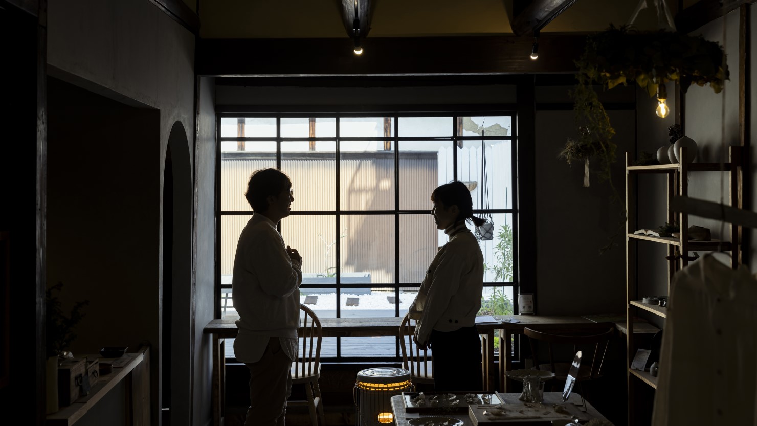 ストーブの前で仲良く談笑する二人