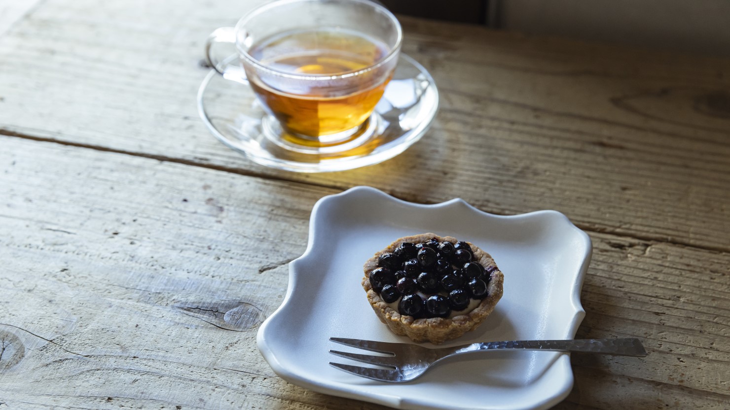甘さ控えめのブルーベリータルト（650円）とさっぱりとした飲み口のオリジナルブレンドティー（650円）
