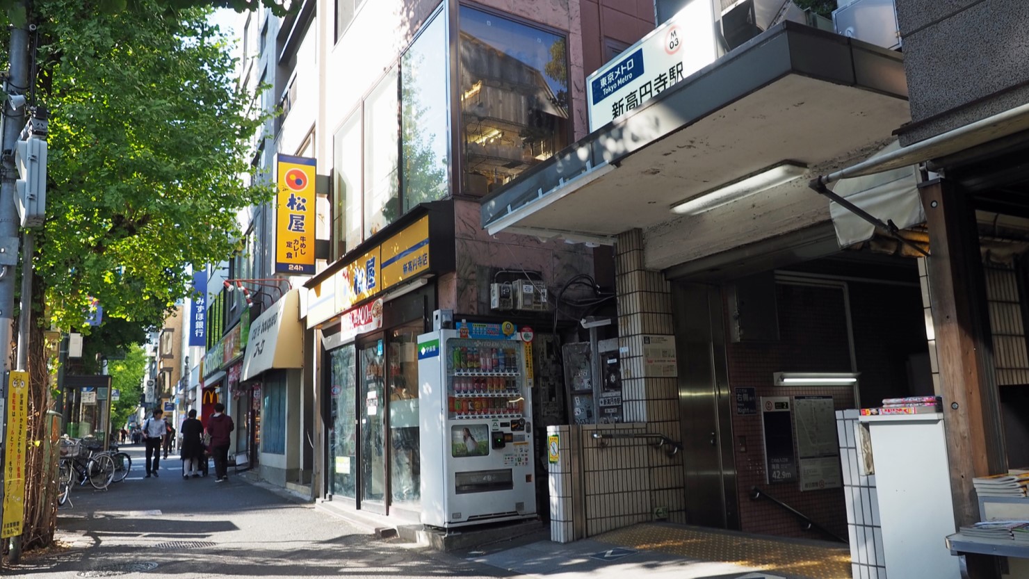 新高円寺駅前の様子