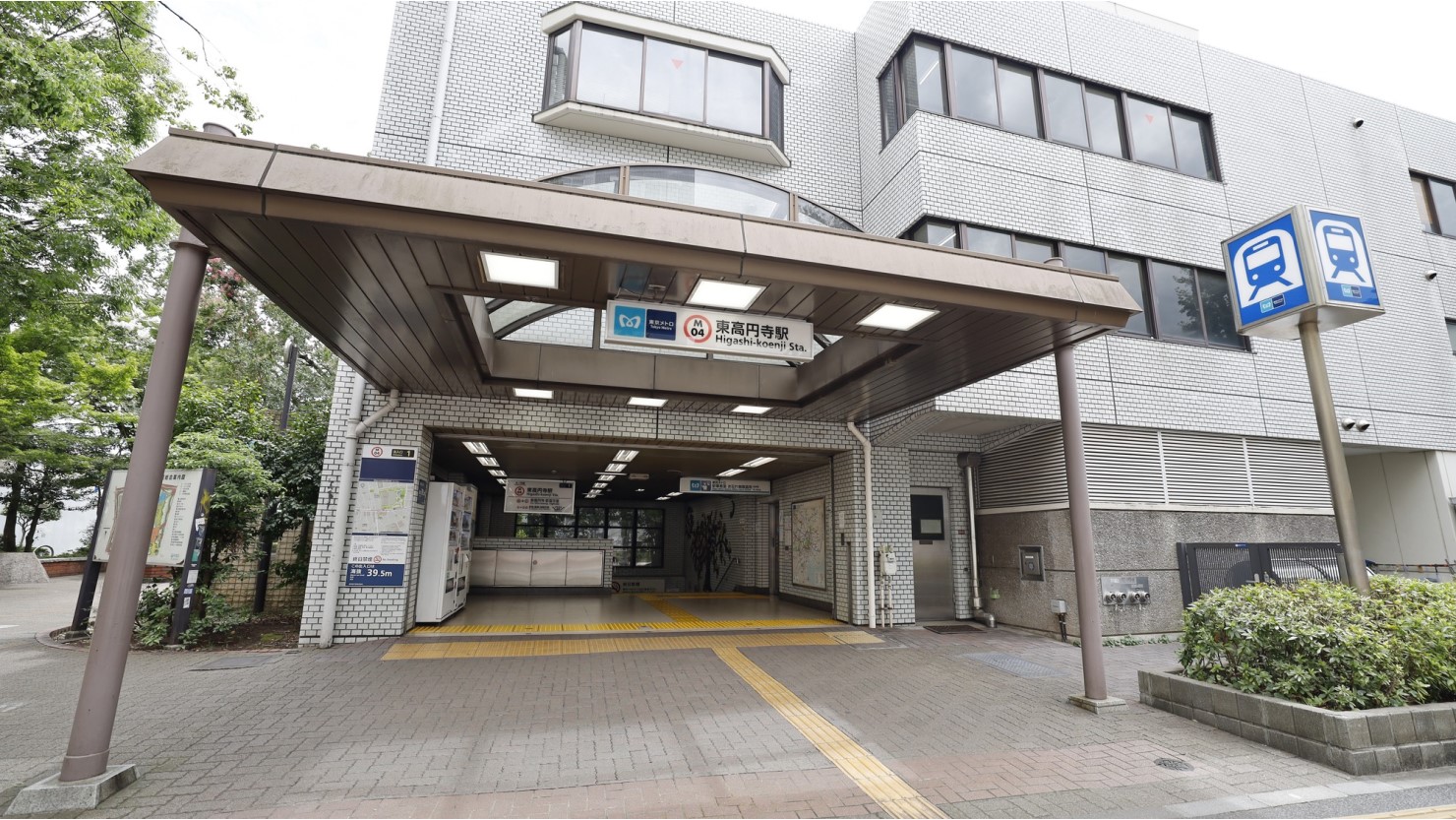 東高円寺駅前の様子