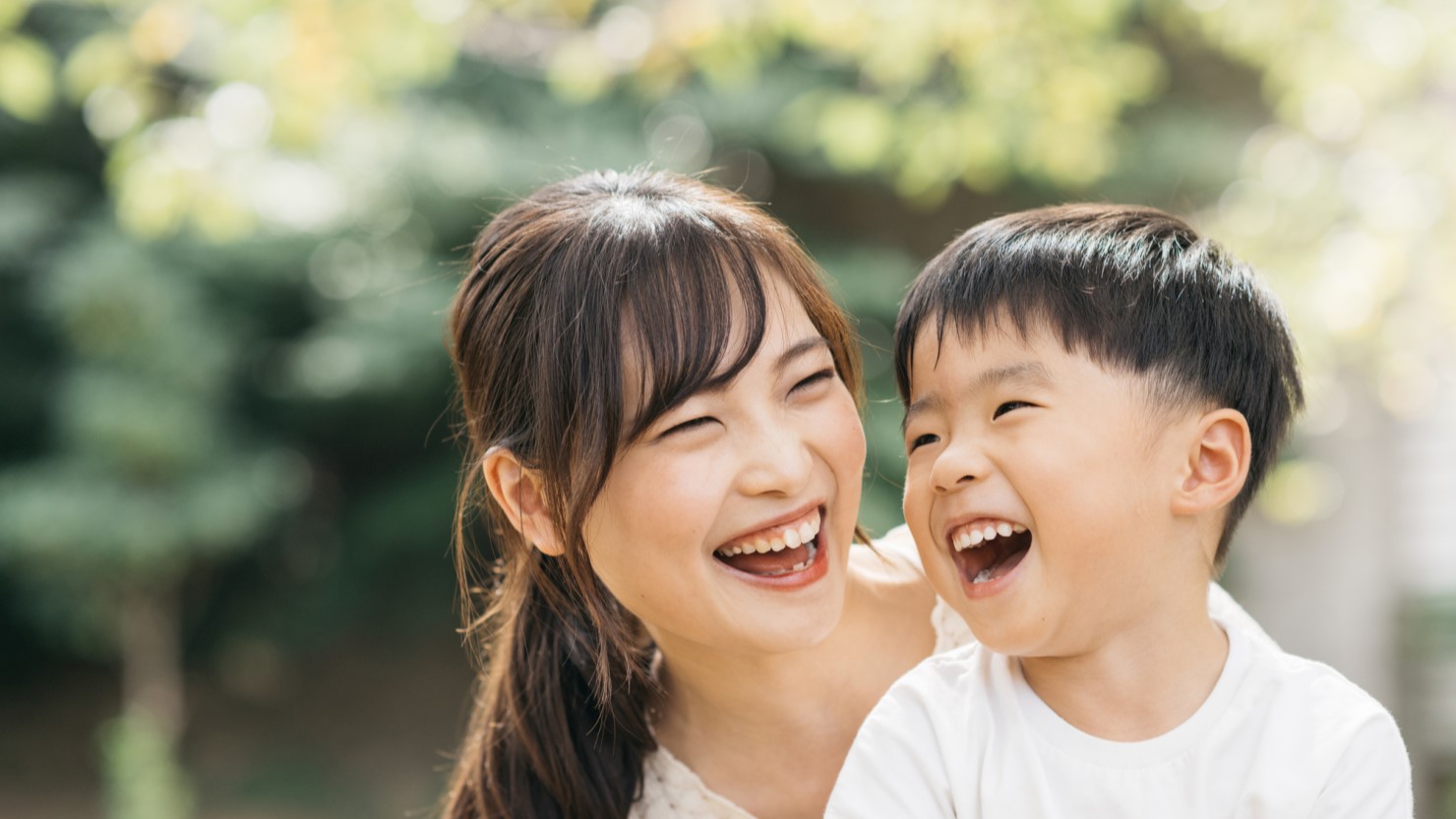 公園で遊ぶ親子