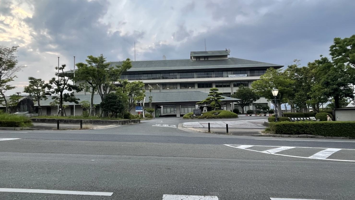 田辺公園の近くの京田辺市市役所前　