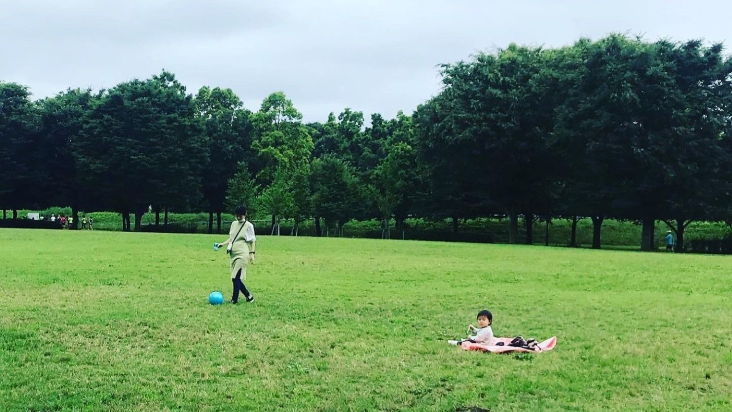 川越水上公園の芝生で遊ぶ写真