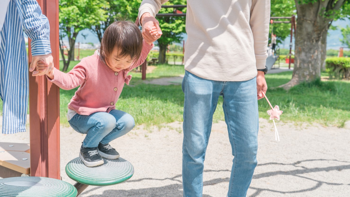 公園で遊ぶ親子