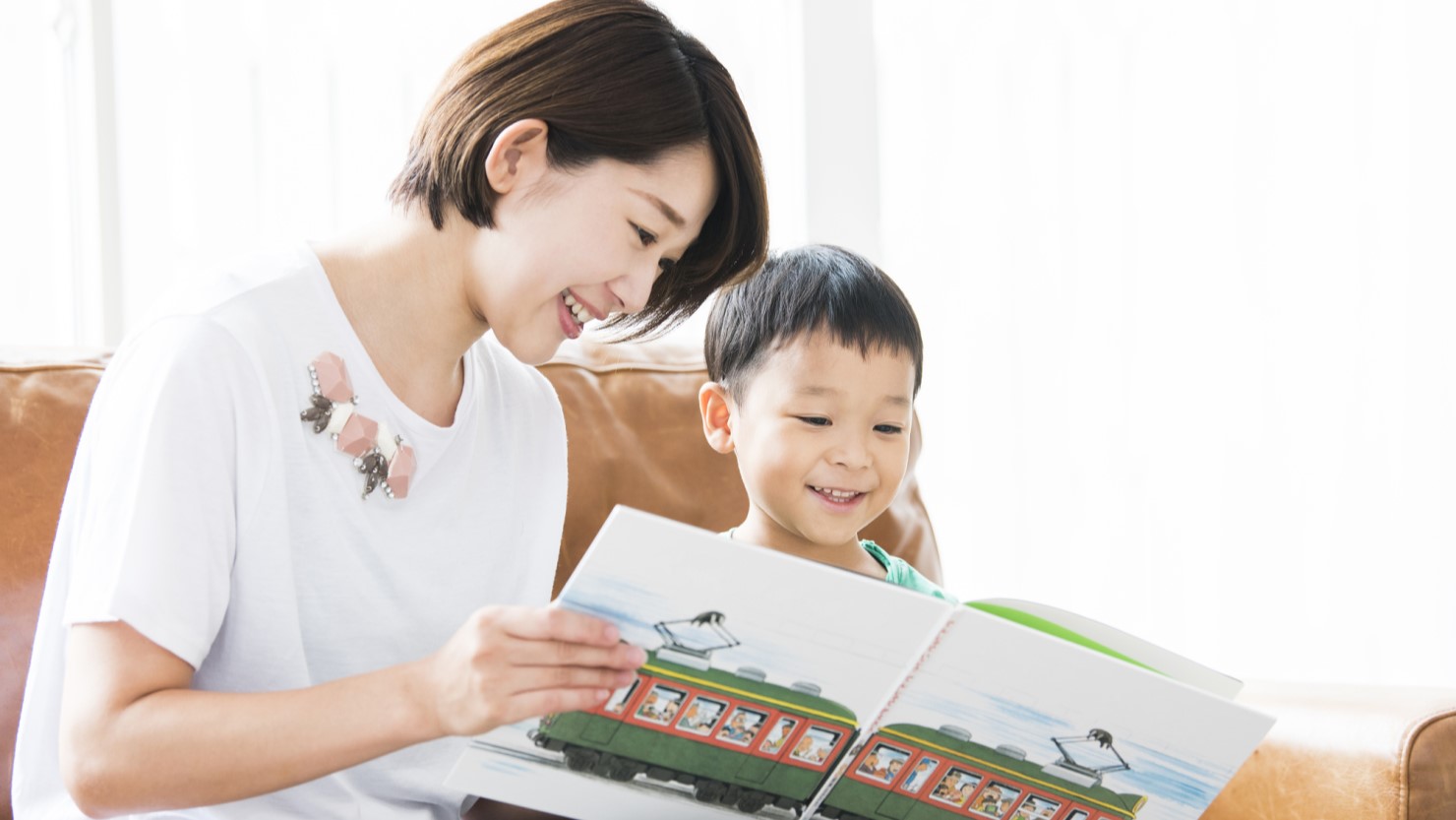 絵本を読む親子