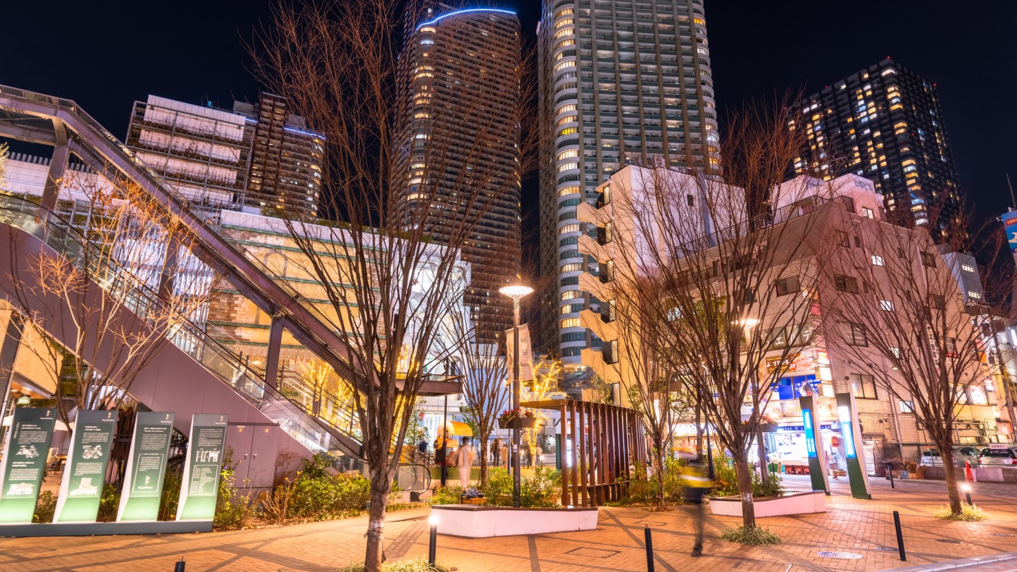 ライトアップされた武蔵小杉の街並み