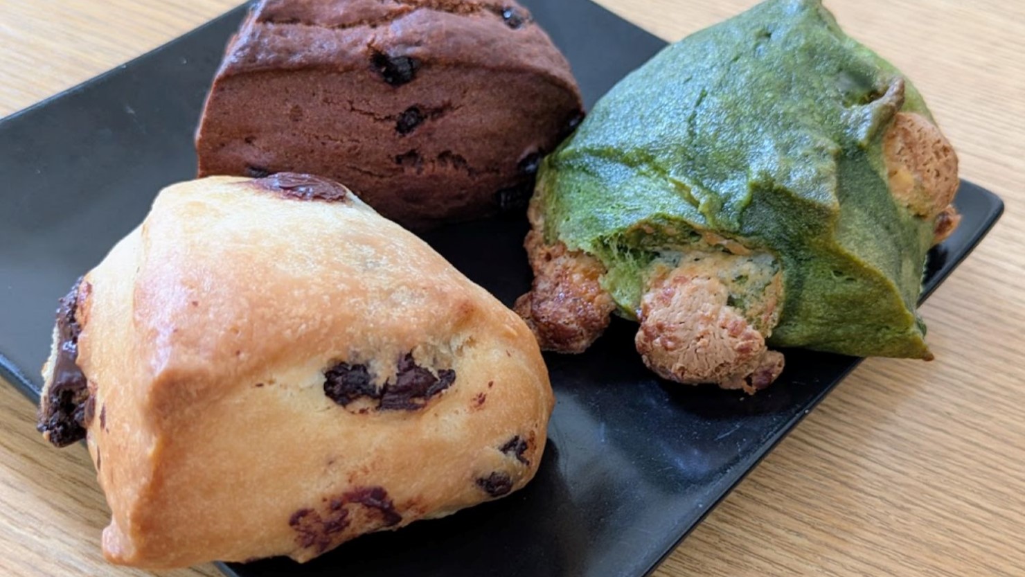 手前「憧れチョコチャンク」、奥「わくわくダブルチョコ」、右「かえりたくなる抹茶ホワイト」