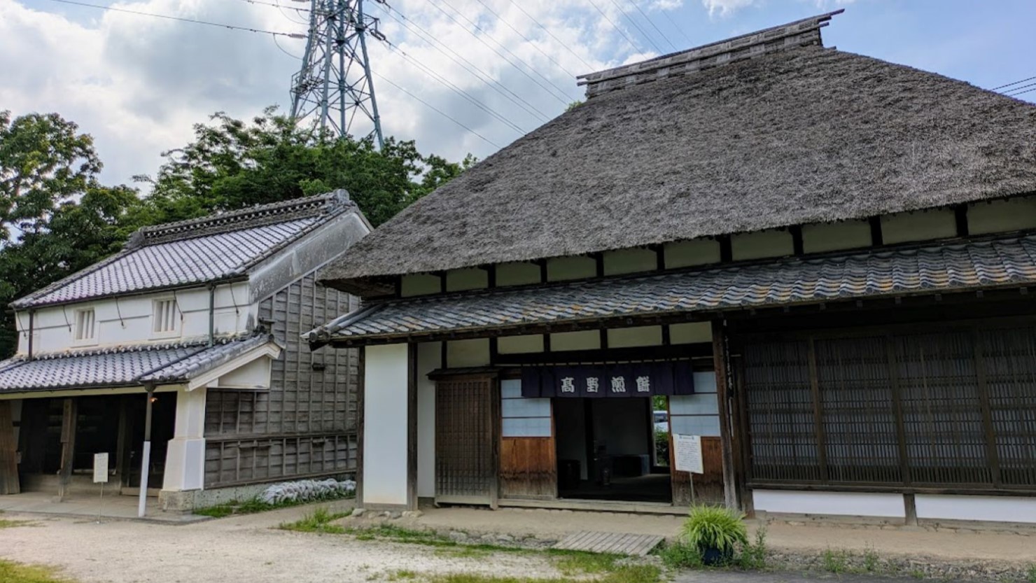 旧綿貫家住宅（左）、旧高野家住宅（右）