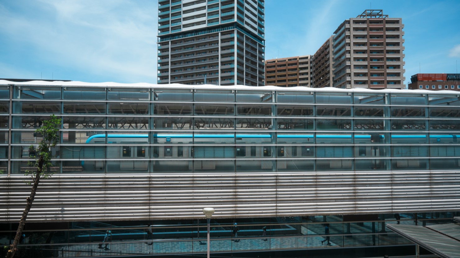 駅南口イオン側から高架上のホームに入線してきた電車の様子