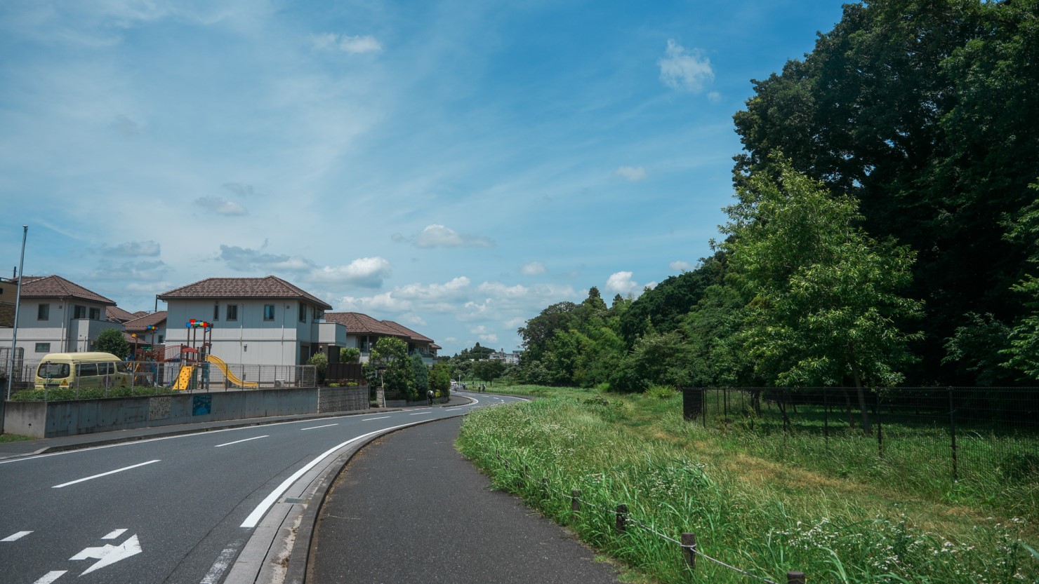 駅から5分ほど歩くと、周りを緑に囲まれ区画整理された閑静な住宅街