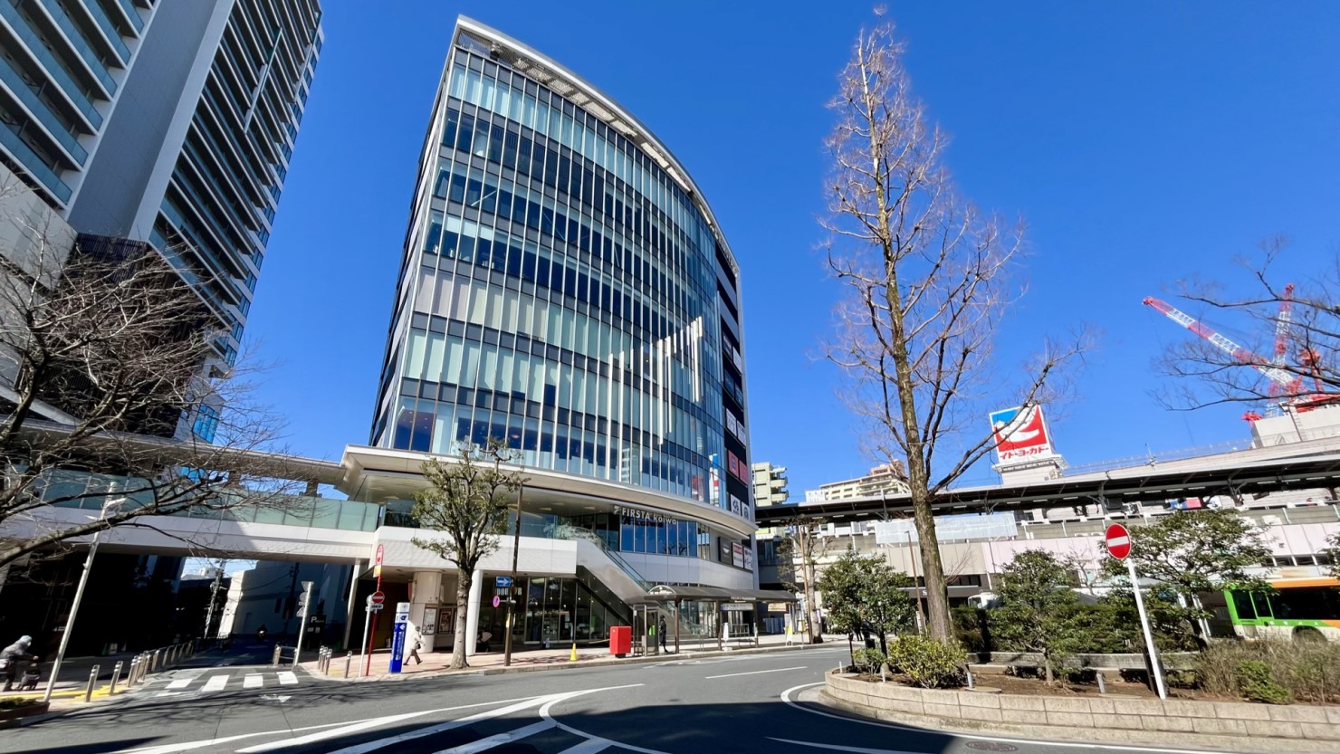 小岩駅南口に完成した再開発ビル「FIRSTA koiwa」(2025年３月上旬撮影)