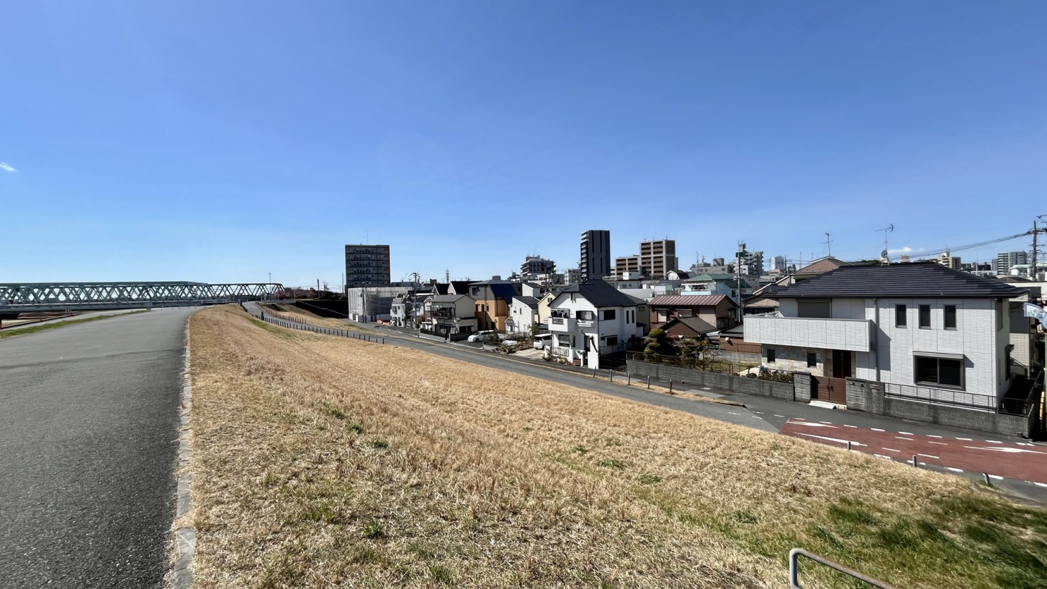 江戸川右岸堤防と市街地(2025年3月上旬撮影)