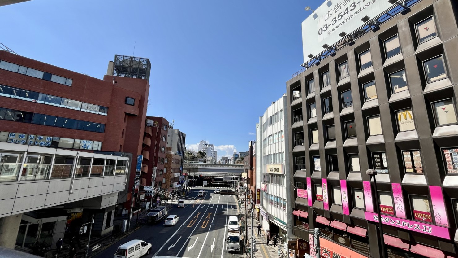 日暮里・舎人ライナー西日暮里駅からJR西日暮里駅方面を望む（2025年３月中旬撮影）