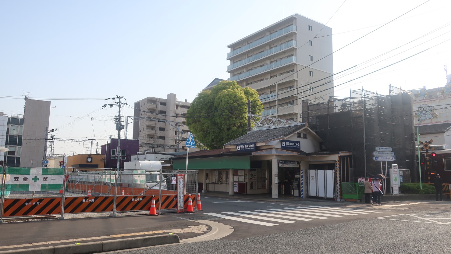 こんもりと大きな緑がホームにあるクスノキ