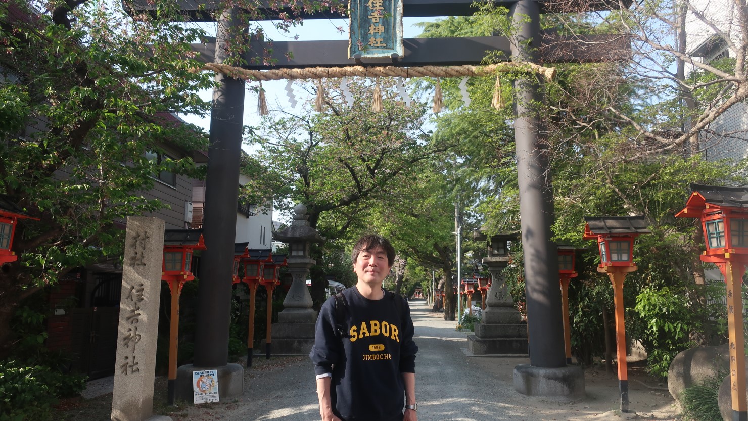 住吉神社の参道。実は参道横には多数の民家があり珍しい光景が見られます