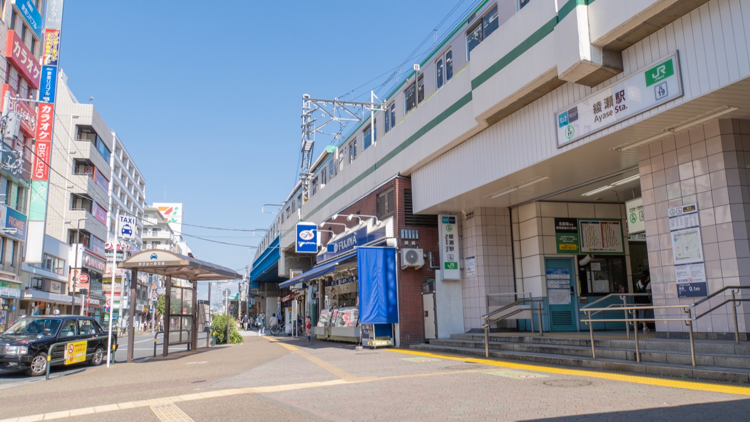 綾瀬駅前の様子