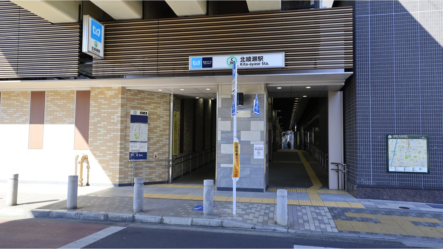 北綾瀬駅前の様子