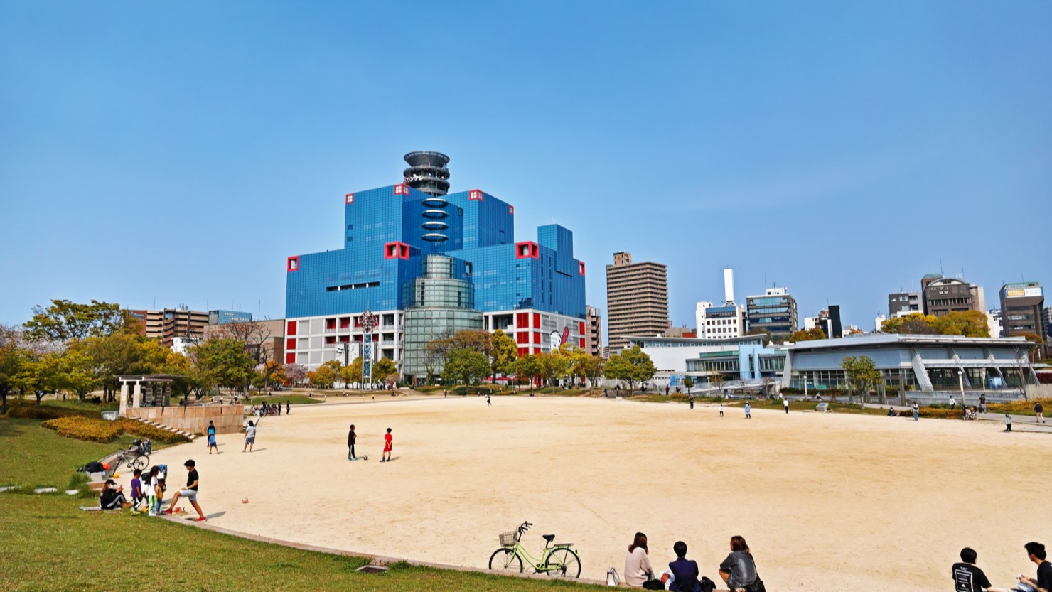 奥に見える大きな青い建物が「キッズプラザ大阪」