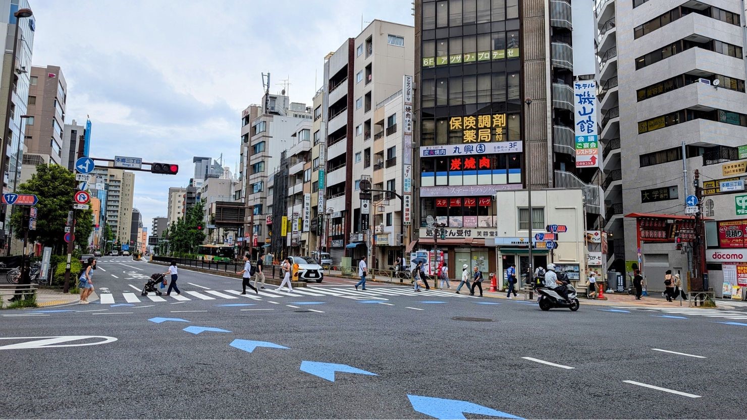 丸ノ内線と大江戸線は地下でつながっていないので、一度地上に出て本郷三丁目交差点を渡る必要がある　© 糸田