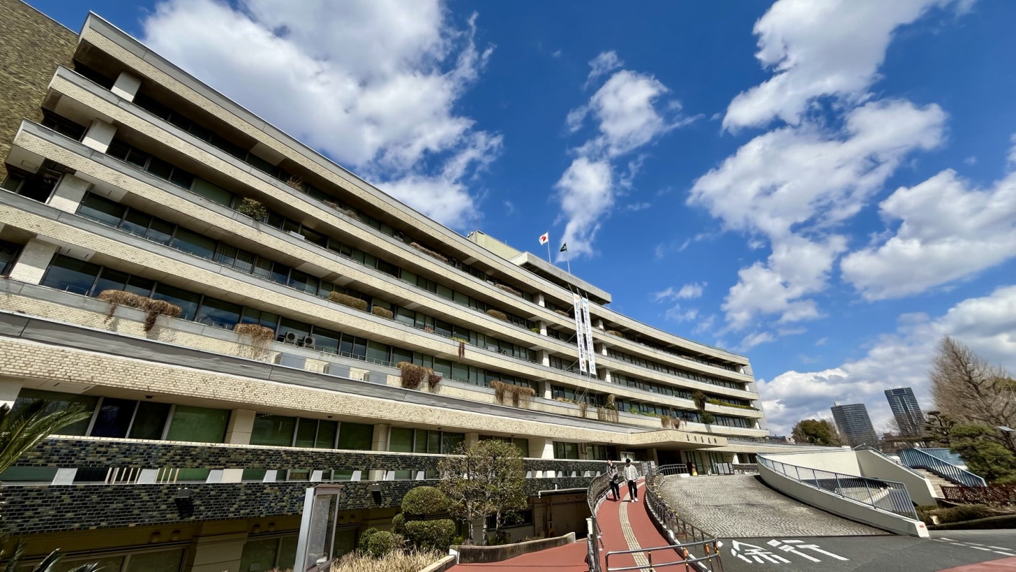 荒川区役所 (2025年3月下旬撮影)