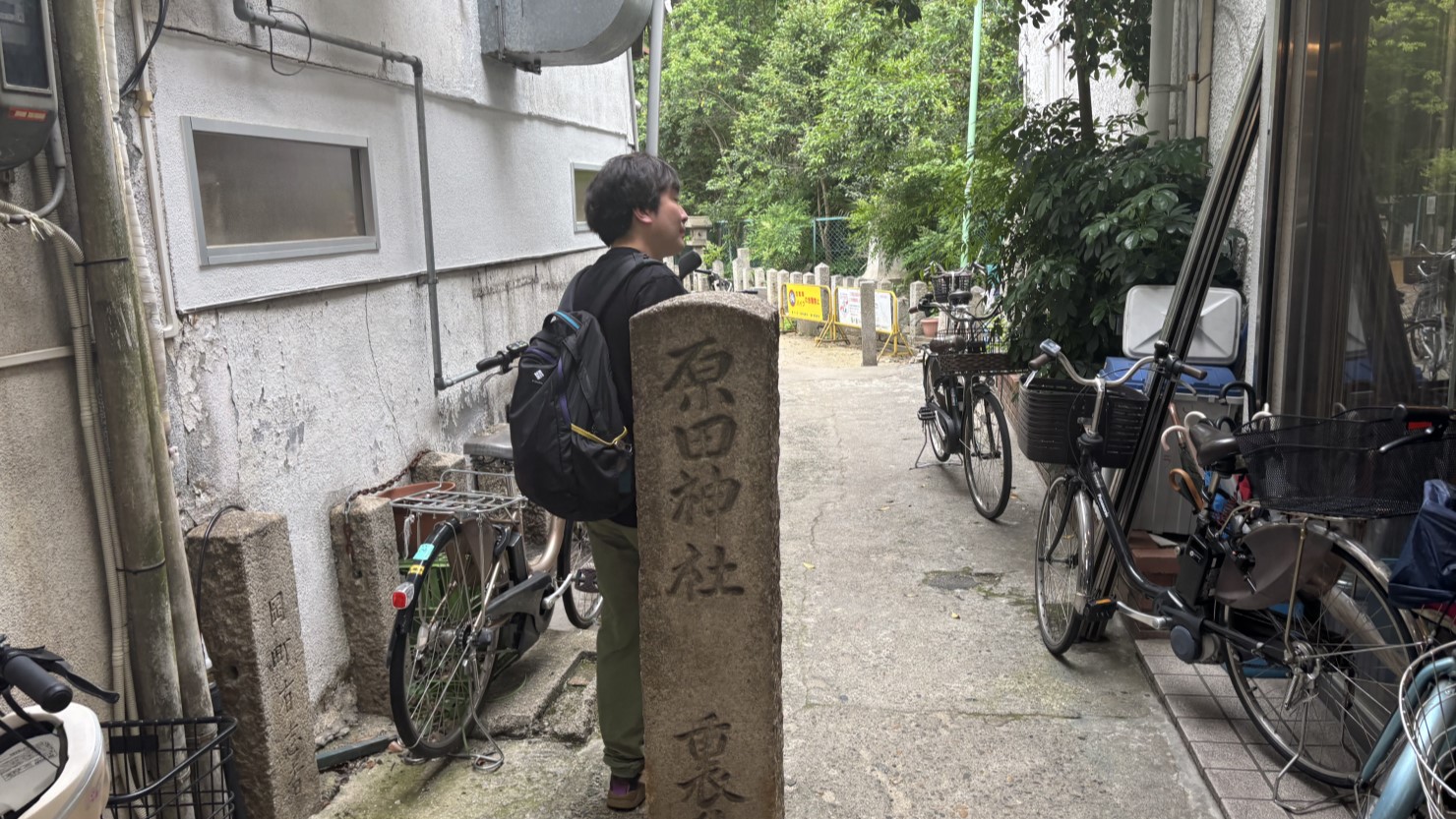 商店街の傍にある原田神社の入り口。正面は別の場所にありますが、こちらの道も風情があります
