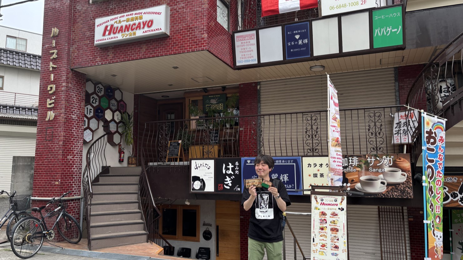 ワンカヨのビル前で、お土産とともに記念の一枚