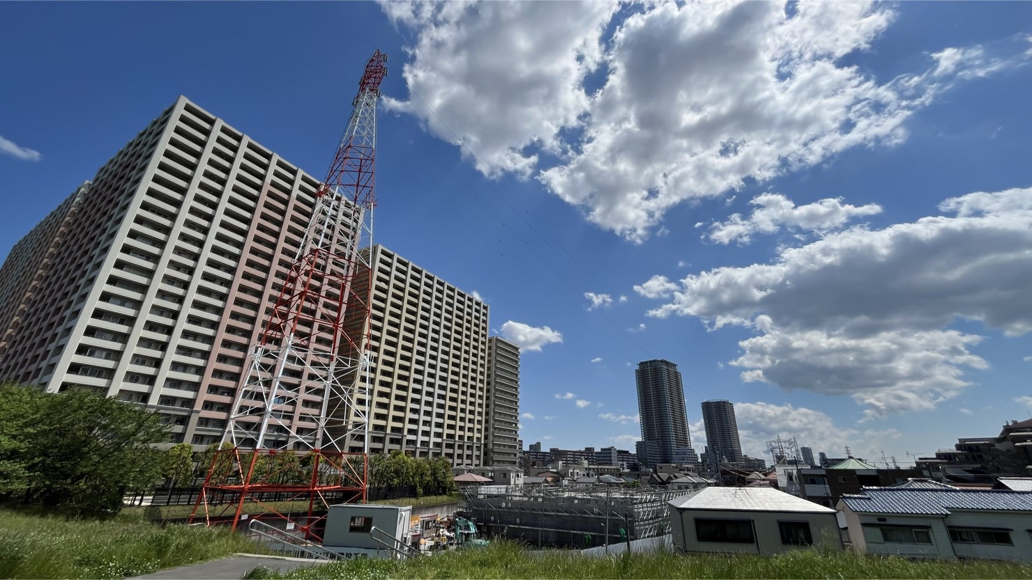 市川駅周辺の高層マンション群（2025年4月撮影）