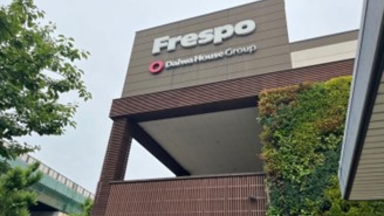 2番出口を上がるとすぐにFrespo長田店が見える。隣にはスポーツ用品店のデポが併設している