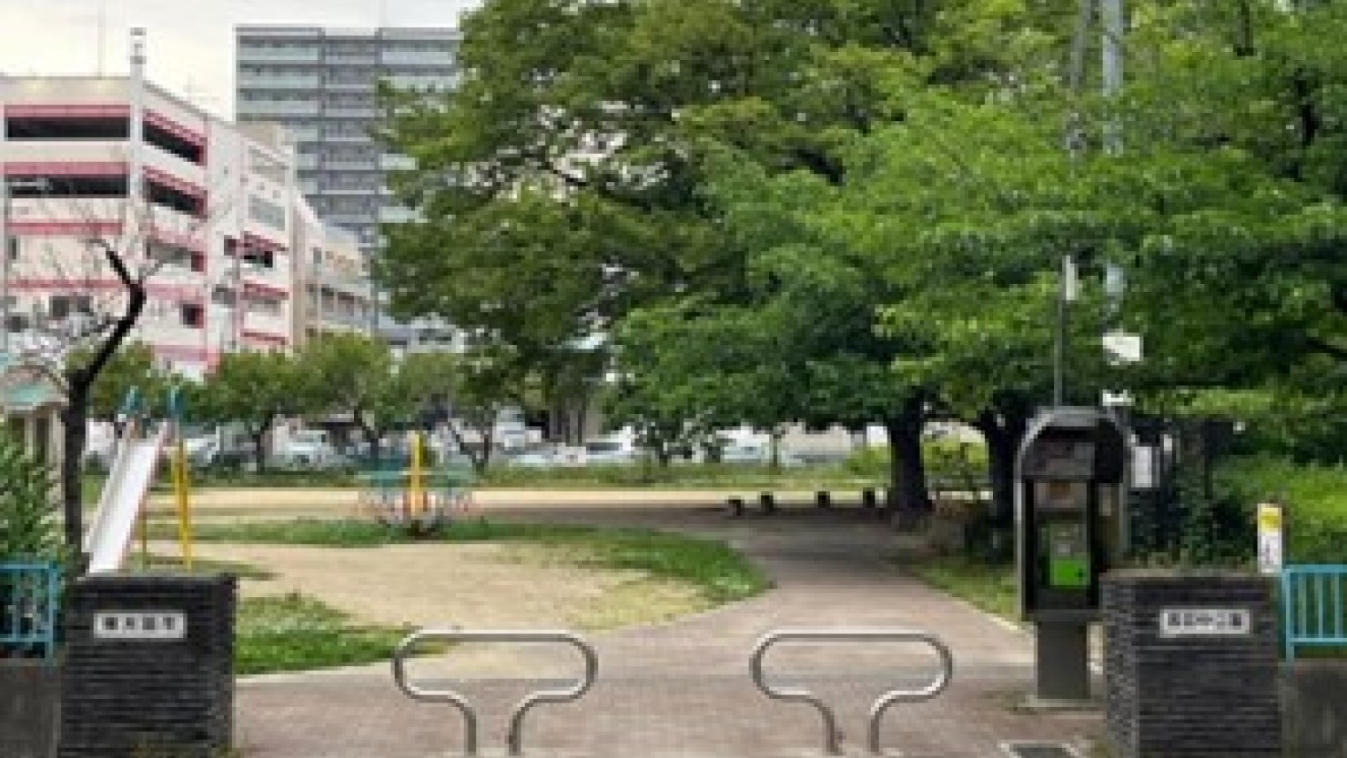 長田駅から徒歩５分の長田中公園。周りには大きな物流倉庫が立ち並ぶ中で、急に緑が現れる