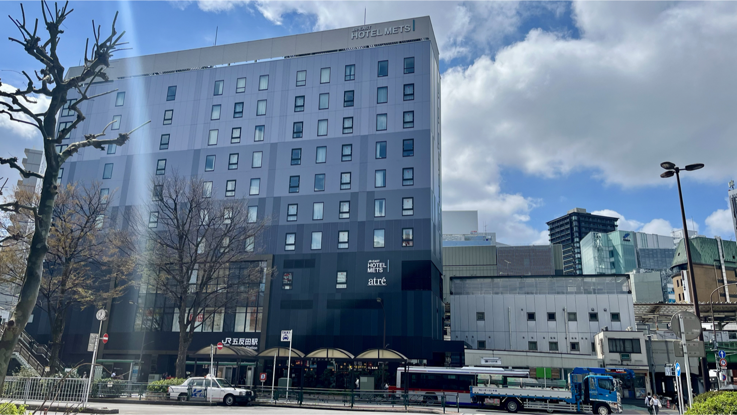 JR五反田駅東側。アトレ五反田（2025年3月下旬撮影）
