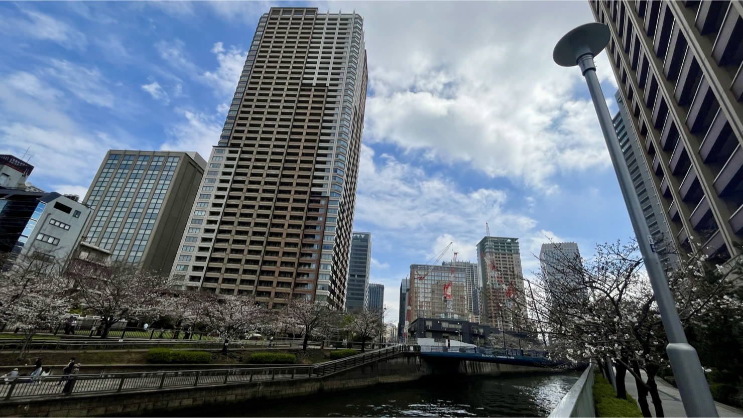 五反田駅付近を流れる目黒川と再開発により整備された分譲マンションなど（2025年3月下旬撮影）