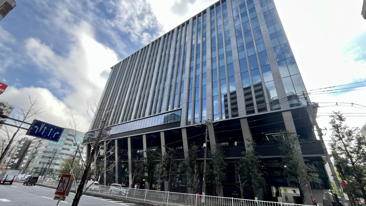 五反田JPビルディング。日本郵政不動産株式会社が「旧ゆうぽうと跡地」に建築した複合型商業施設。飲食店やシェアオフィス、ホールのほか、ホテルとして星野リゾートが入る（2025年3月下旬撮影）